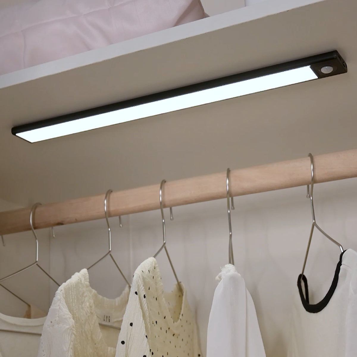 Réglette LED noire sans fil
